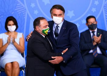 O ministro da Saúde, Eduardo Pazuello, e o presidente Jair Bolsonaro, durante cerimônia no Palácio do Planalto (Foto: Marcelo Camargo/Agência Brasil)