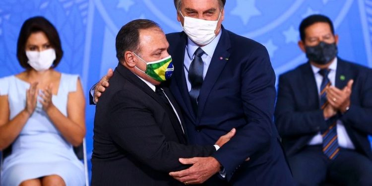 Pazuello toma posse e diz que avalia distribuir ‘kit Covid’