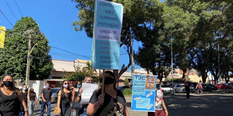 Em Crato, manifestantes pedem nomeação em concurso realizado há quase nove anos