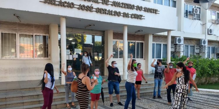 Aprovados em concurso de Juazeiro do Norte acampam em frente à Prefeitura e pedem nomeação