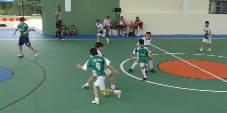 Decreto autoriza novos espaços e atividades; estabelecimentos reincidentes serão fechados