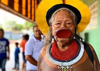 Raoni diz que Bolsonaro mentiu em discurso na ONU e que quem toca fogo são fazendeiros, madeireiros e garimpeiros