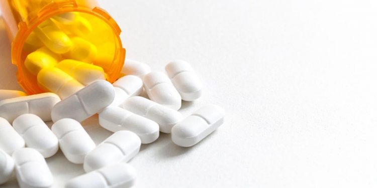 Azitromicina não é eficaz em casos graves de Covid, mostra estudo brasileiro