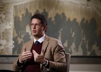 Ricardo Salles “passa a boiada” e retira a proteção a manguezais e restingas para promover turismo