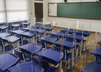 É certo reabrir bares e manter escolas fechadas? Médicos e educadores opinam