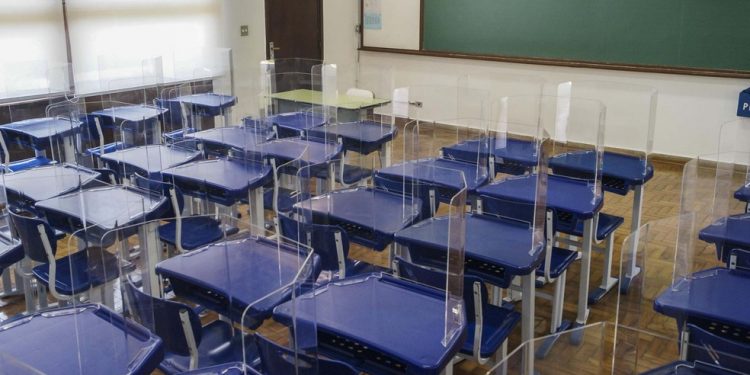 É certo reabrir bares e manter escolas fechadas? Médicos e educadores opinam