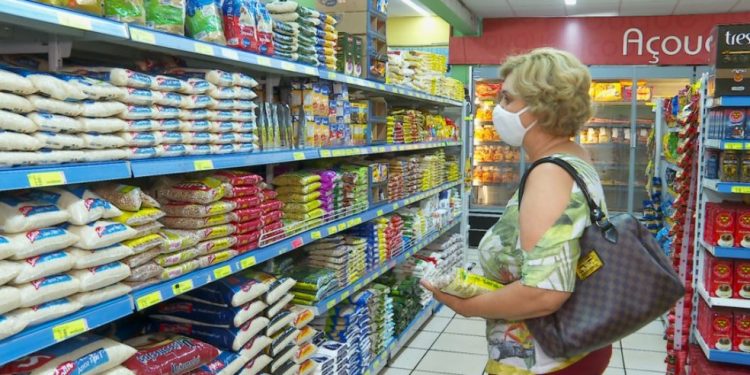 Inflação fica em 0,24% em agosto, maior taxa para o mês desde 2016, aponta IBGE