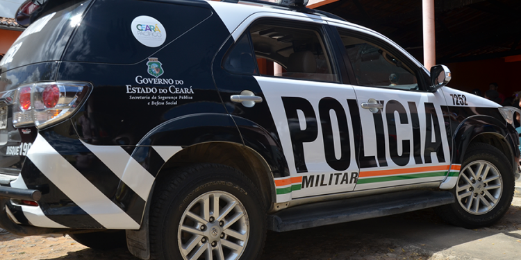 Homem é morto pelo próprio irmão depois de ser flagrado dando golpes de faca na mãe