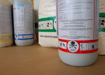 Cores nas embalagens de agrotóxicos indicam se eles são mais ou menos tóxicos. Os de faixa vermelha são os mais tóxicos (Foto: Nathalia Ceccon/Idaf-ES)