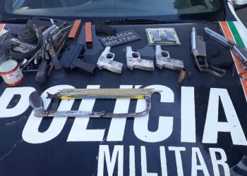 Várias armas de fogo que estavam sendo fabricadas foram apreendidas pela PM no interior do Ceará (Foto: Divulgação/Polícia Militar)