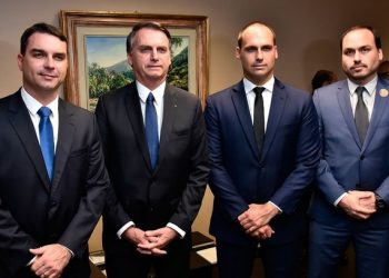 O senador Flávio Bolsonaro (PL-RJ), o ex-presidente Jair Bolsonaro (PL), o deputado federal Eduardo Bolsonaro (PL-SP) e o vereador Carlos Bolsonaro (Republicanos-RJ) em foto de 2019 (Foto: Reprodução/Flávio Bolsonaro no Twitter)