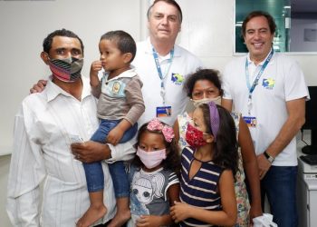 Presidente Jair Bolsonaro e Pedro Guimarães, presidente da Caixa, atenderam famílias que recebem o auxílio emergencial no Pará (Foto: Alan Santos/PR)