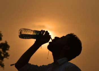 Deve-se beber muita água, para a adequada hidratação corporal, principalmente idosos e crianças