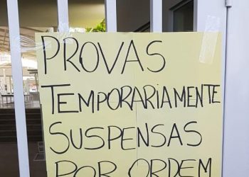 Cartaz fixado na UFCA informa de suspensão de seleção para Hospital Regional do Cariri por decisão judicial