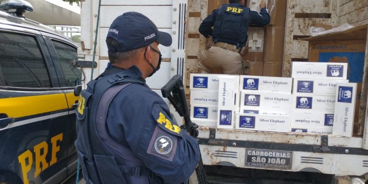 Carga de cigarros contrabandeados é encontrada em caminhão conduzido por adolescente em Morada Nova