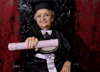 Aos 69 anos, aposentada se forma em gastronomia e supera depressão