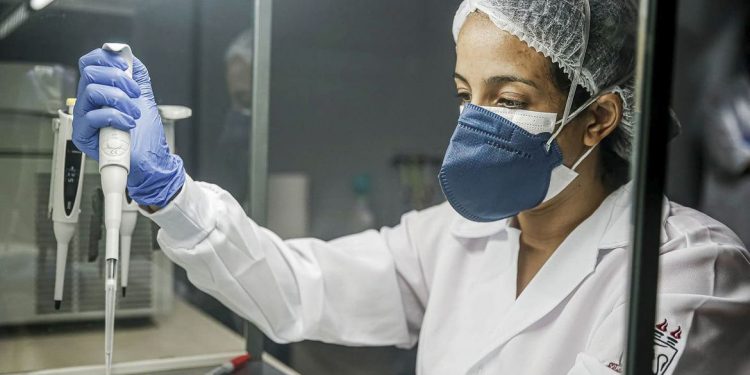 Covid-19: Pelo 2º dia seguido, média móvel de mortes fica abaixo de 500