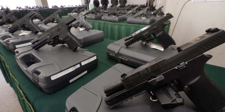 Governo do Ceará entrega quase 4 mil armas a Polícia Militar