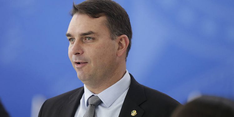 Flávio Bolsonaro pendura voo a Noronha na conta do Senado e fala em ‘equívoco’