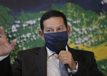 Mourão contradiz Bolsonaro e afirma que país vai comprar vacina chinesa