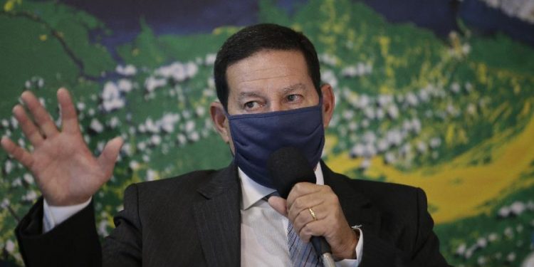 Mourão contradiz Bolsonaro e afirma que país vai comprar vacina chinesa