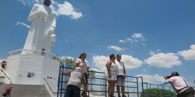Um mês após reabertura, número de visitantes na estátua do Padre Cícero é quase 10 vezes menor