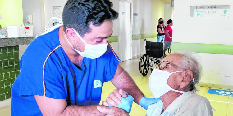 Tratamento humanizado no Hospital Regional do Cariri reduz internações e amplia bem-estar