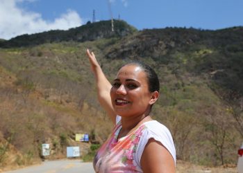 Lucielma Rodrigues, 32, moradora da região, aponta para local em que acredita ter partido o som. “Um estrondo muito grande" (Foto: José Leomar)