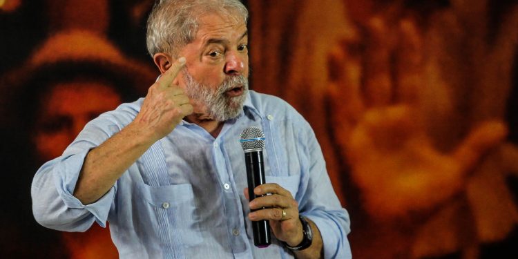Lula pede impeachment de Bolsonaro por vetar compra de CoronaVac