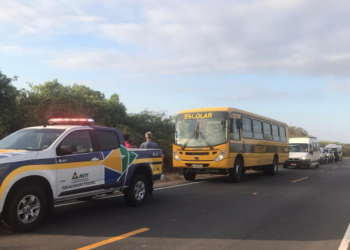 O veículo foi parado pela ANTT próximo ao Crato. Fiscais descobriram que o ônibus estava levando 25 idosos para fazer exames médicos. Cada um pagou R$ 25 (Foto: ANTT)