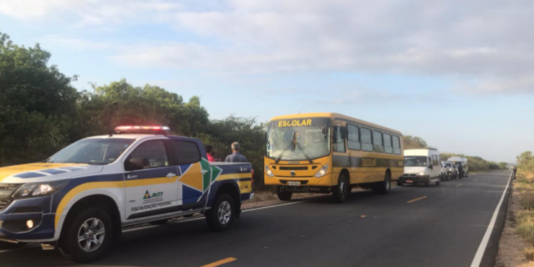 Ônibus escolar de Pernambuco é apreendido no Crato fazendo transporte irregular de idosos