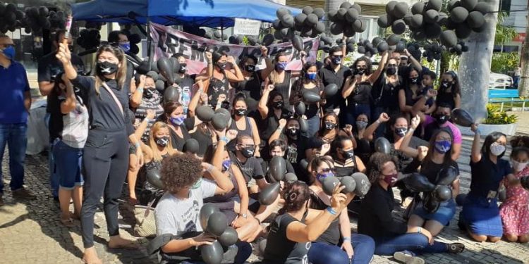 Manifestantes completam um mês acampados em frente à Prefeitura de Juazeiro do Norte