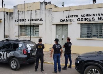 Sede da prefeitura de Santana do Cariri é um dos alvos de mandado de busca e apreensão, em operação que investiga fraude em licitação (Foto: Polícia Civil/ Divulgação)
