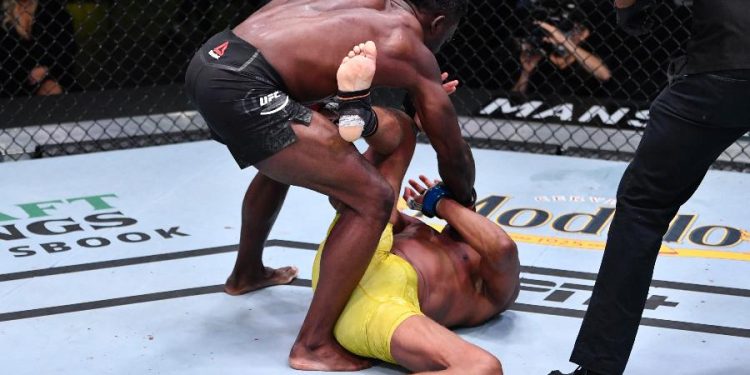 UFC: Anderson Silva começa melhor, mas é nocauteado no 4º round; algoz chora de emoção
