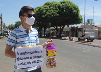 O jovem tenta arrecadar o dinheiro até o próximo dia 14, data marcada para cirurgia (Foto: Lia Sena)