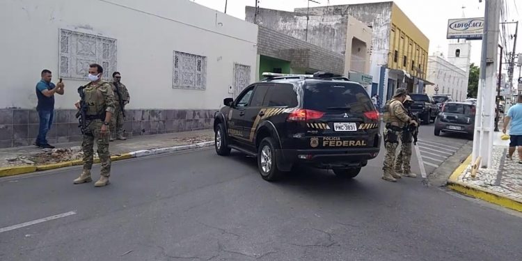 Polícia Federal cumpre mandado de busca e apreensão no escritório de Agenor Neto em Iguatu