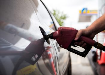 Em maio, no auge das restrições de circulação, o litro da gasolina chegou a até R$ 3,35 em Fortaleza