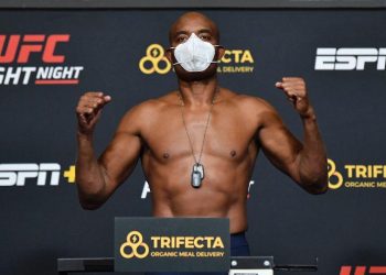 Anderson Silva cancela aposentadoria e diz que vai continuar competindo