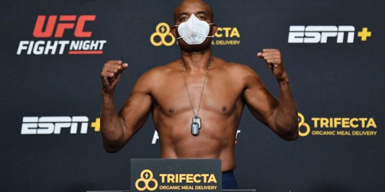 Anderson Silva cancela aposentadoria e diz que vai continuar competindo