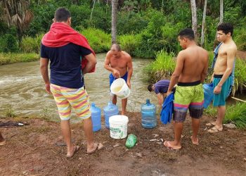 Procura por água em Macapá tem moradores retirando produto de um córrego (Foto: Jorge Júnior/Rede Amazônica)