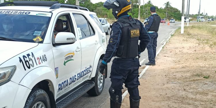 BPRE da PMCE e Detran abordam quase 12 mil veículos durante Operação Finados