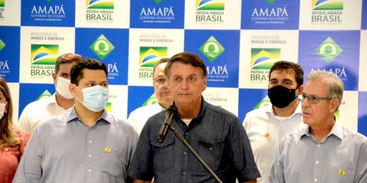 Bolsonaro é vaiado ao visitar o Amapá após 19 dias e 2 apagões: ‘Fizemos todo o possível para restabelecer a energia’