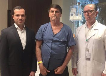 O presidente Jair Bolsonaro divulgou em sua conta no Twitter foto ao lado do cirurgião Antonio Luiz Macedo (á direita) e do médico Luiz Henrique Borsato, em 12 de setembro de 2019 (Foto: Divulgação)