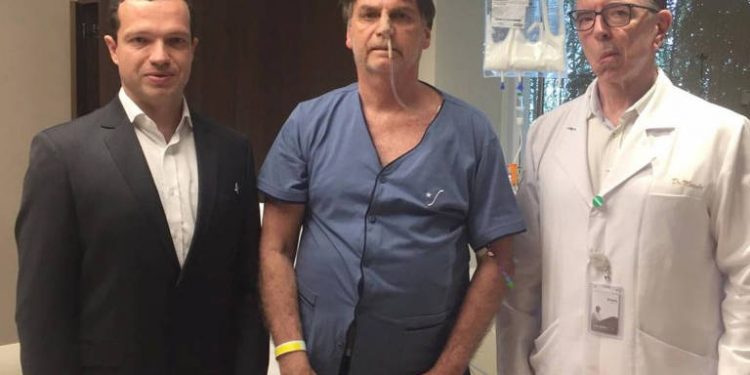 Médico de Bolsonaro divulga informação falsa afirmando que vacina contra Covid matou brasileiro