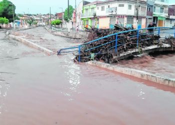 Enchente no rio Granjeiro, no Crato, deixou famílias desabrigadas e trouxe prejuízos aos comerciantes (Foto: Lorena Tavares)