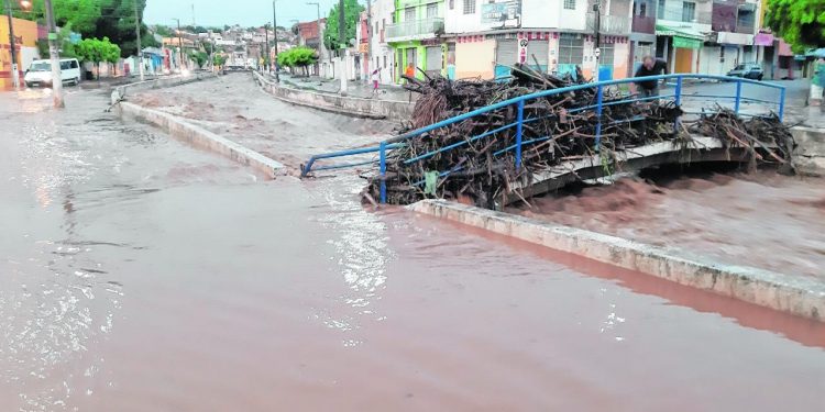 Famílias que sofreram com enchentes em Crato continuam em risco