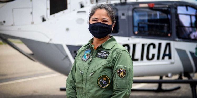 Oficial da PMCE se torna primeira mulher comandante de aeronave da história da Ciopaer