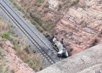 Carro despencou de uma altura de 30 metros (Foto: Arnaldo Araújo)