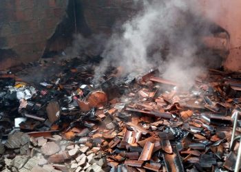 Telhado da residência desabou durante o incêndio (Foto: Divulgação/Corpo de Bombeiros)