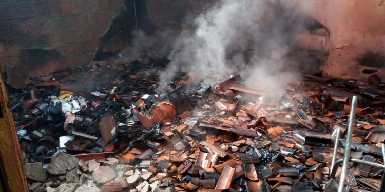 Homem incendeia casa da ex-mulher ao saber que ela foi denunciá-lo por violência doméstica, no Crato